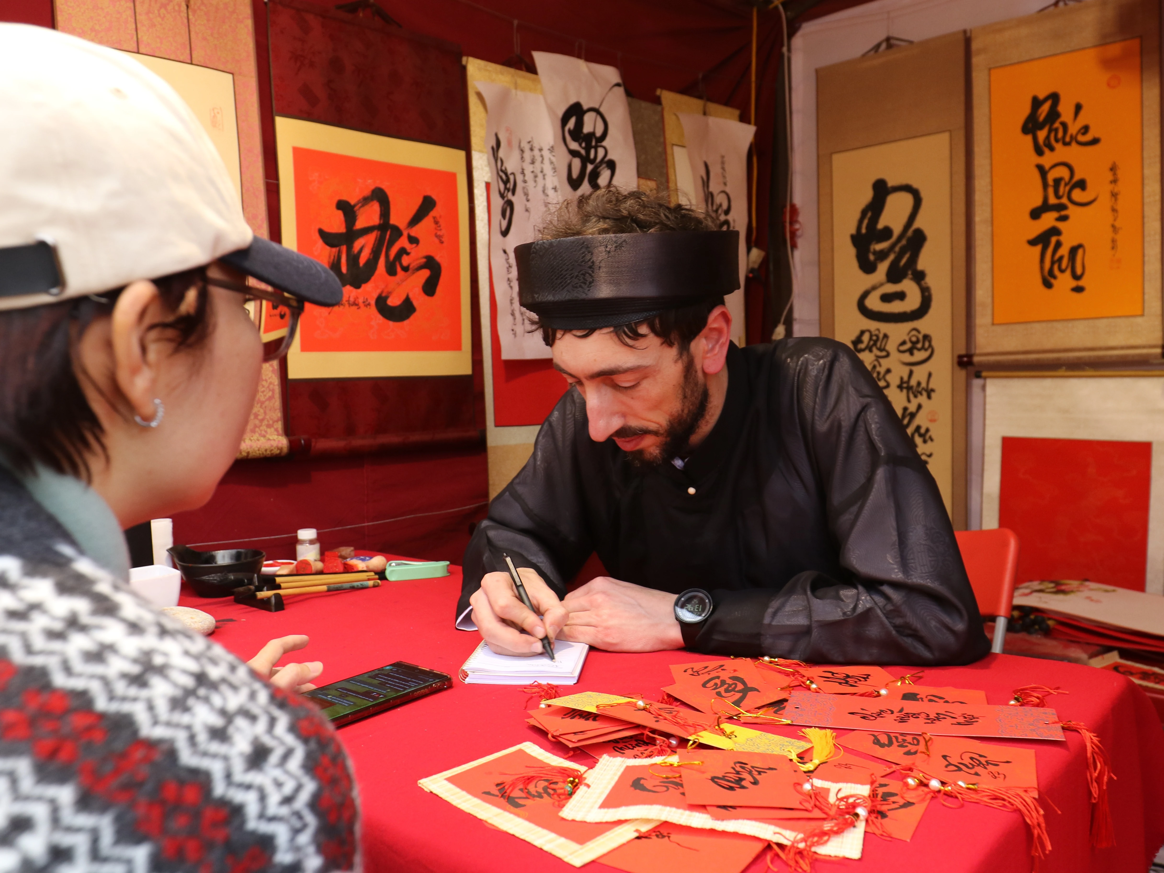 “Ông đồ Tây” gây ấn tượng mạnh ở Hội chữ Xuân Quý Mão 2023