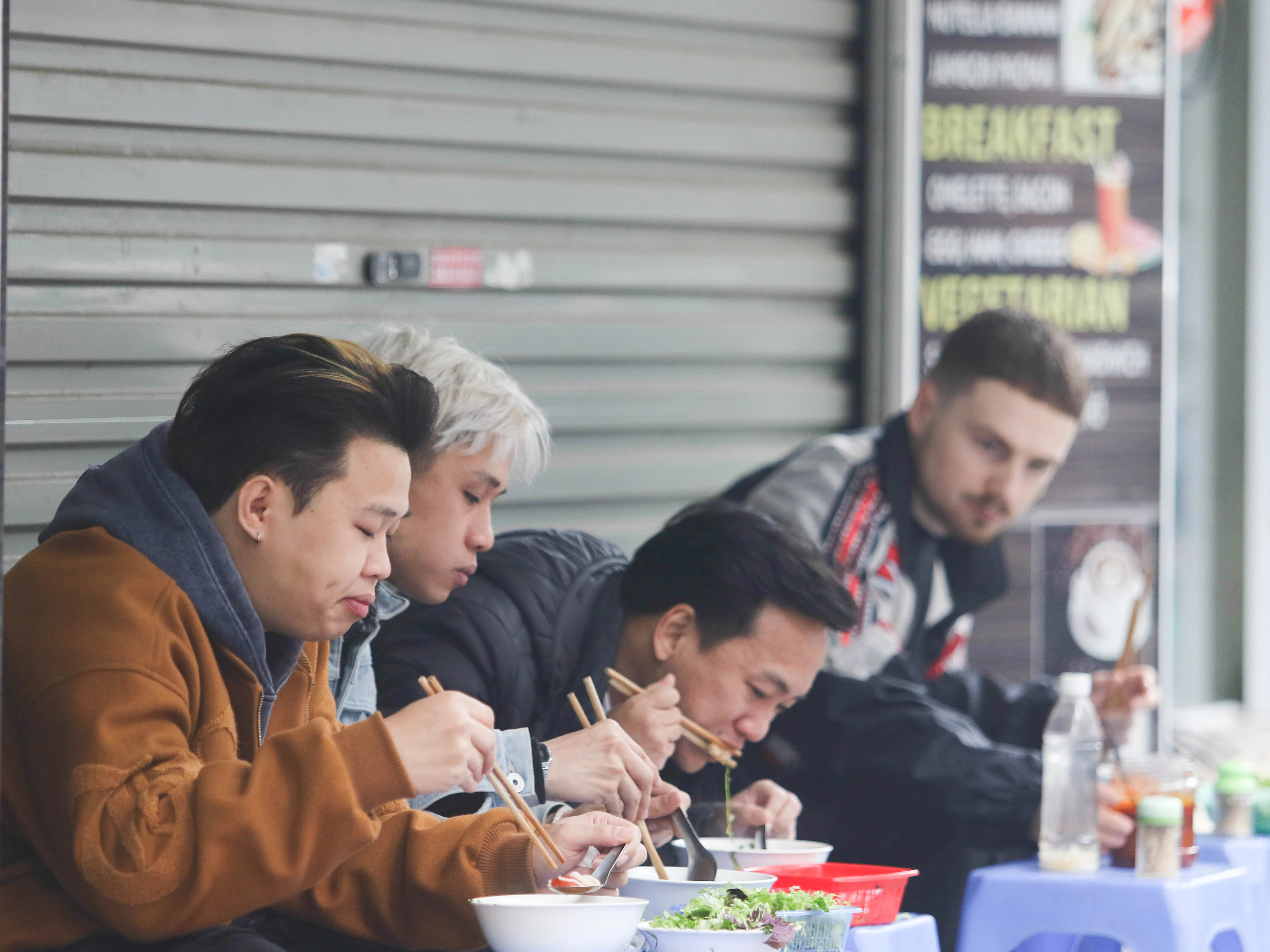 Hàng quán mùng 1 Tết Quý Mão 2023 đầy đủ mà khách vắng