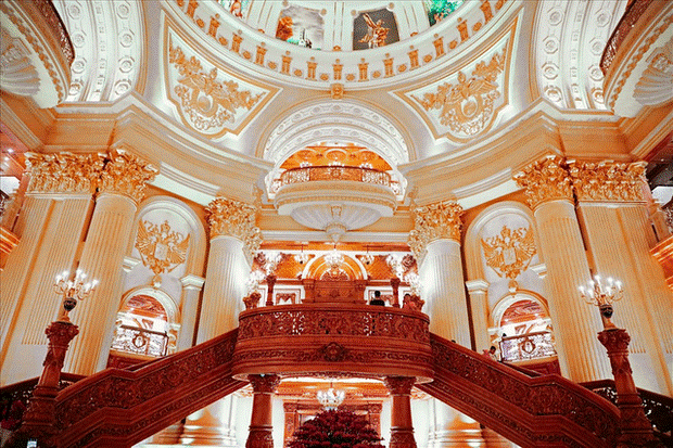 Ở khu vực trung tâm tòa nhà, các chi tiết chạm nổi trên trần đều được mạ vàng. Ảnh: Tri thức trẻ