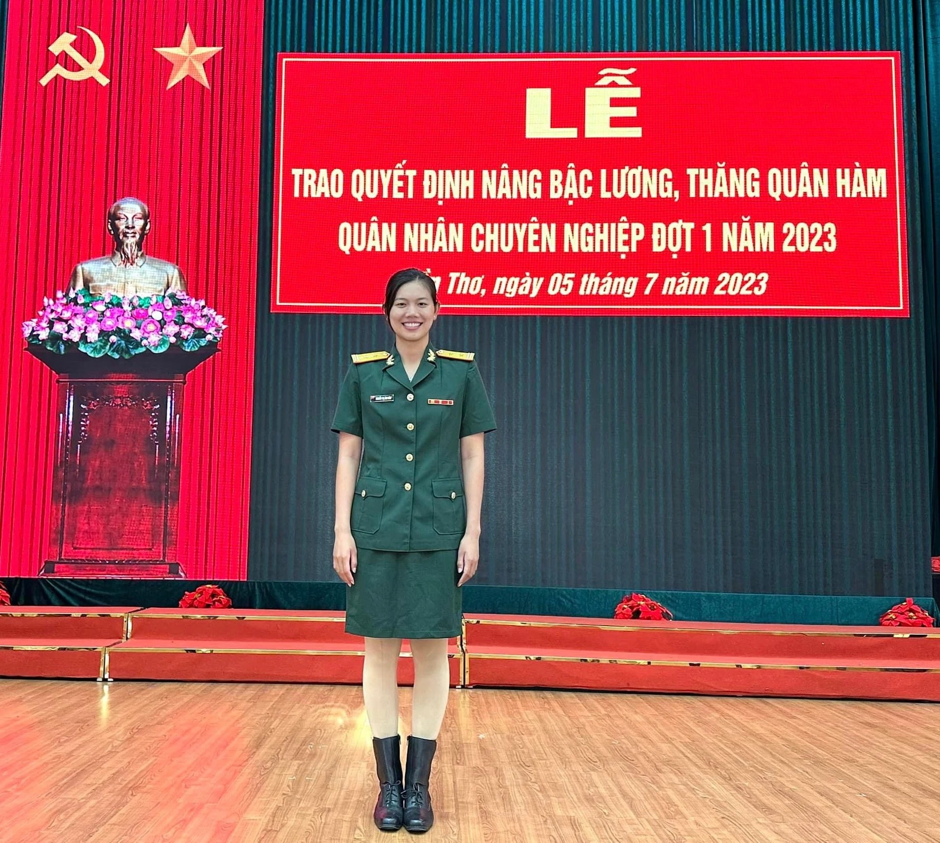 Flex như Ánh Viên khoe hàm trung tá và "rổ" huy chương