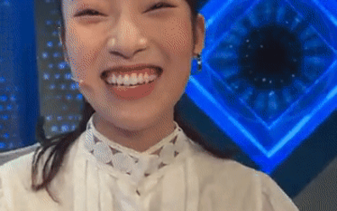 Mỗi lần lên sóng trông duyên dáng, giữ kẽ vậy mà máy quay vừa rời Khánh Vy đã bung xõa hết mức, không cần hình tượng luôn.