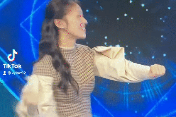 Mới đây, fanpage Đường Lên Đỉnh Olympia khiến fans thích thú khi chia sẻ clip hậu trường thú vị về Khánh Vy. "MC nữ mỗi khi bị áp lực trên sân khấu", admin đính kèm.