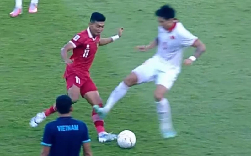 Vào bóng "cực căng" với Indonesia, Đoàn Văn Hậu lại bị chỉ trích