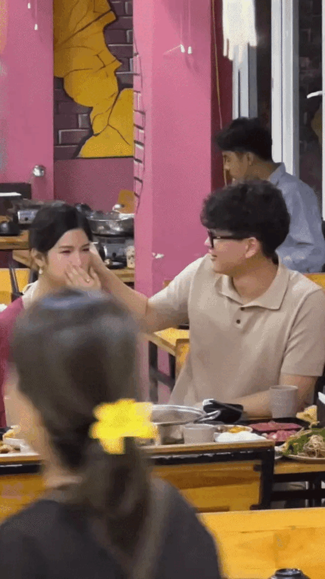 Thời gian qua, cặp anh em TikToker này gây tranh cãi khi có những hành động được cho trên mức anh em và nếu không giới thiệu thì nhiều người còn lầm tưởng là người yêu.