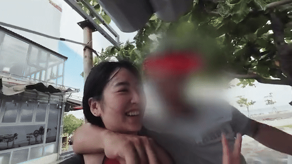 Tuy nhiên, bỗng xuất hiện hành động gây tranh cãi khi 1 người đàn ông bất ngờ quàng vai, sau đó chạm mũi và hôn phớt vào mặt của cô gái này. Sau hành động bất ngờ, nữ du khách Hàn Quốc trông bối rối và ngượng ngùng thấy rõ.