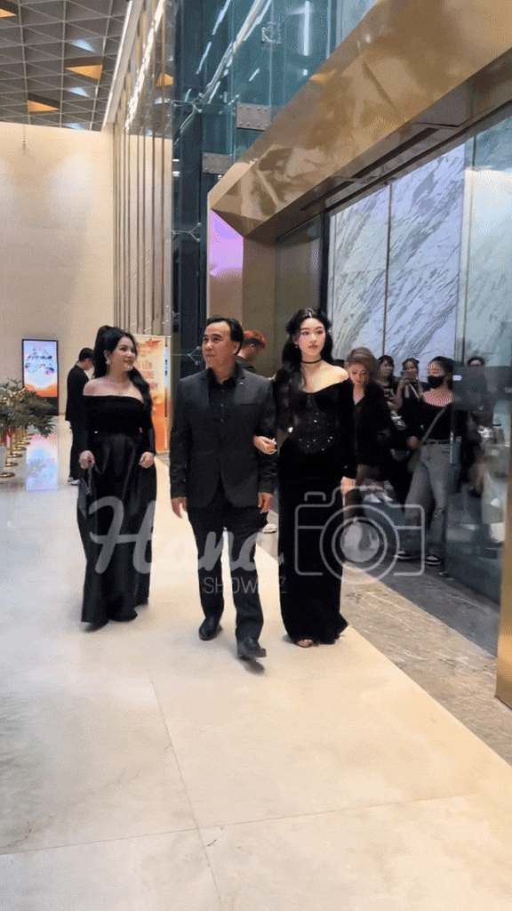 Thiết kế trễ vai cùng điểm nhấn corset giúp Mai Thảo Linh tôn lên vòng eo nhỏ xíu cùng vòng 1 lấp ló quyến rũ. Kiểu tóc xoăn xõa được kẹp gọn gàng cùng layout makeup nhẹ nhàng giúp visual cô nàng thêm phần nổi bật, rạng rỡ.