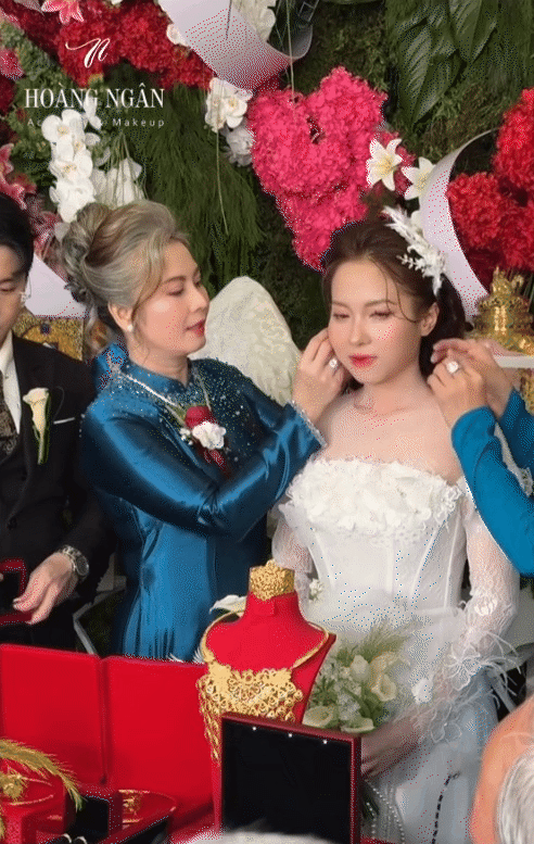Đặc biệt là mẹ chú rể, bà chủ tiệm vàng diện áo dài xanh nền nã, trên cố có duy nhất một sợi dây chuyền và đôi khuyên tai làm điểm nhấn, chứ không hề phô trương và dát vàng đến chói mắt.