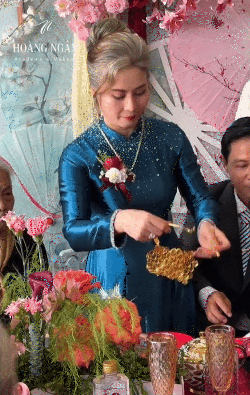 Dù lễ cưới đã được diễn ra vào đầu tháng 12 nhưng đến giờ, hình ảnh và phong thái của mẹ chồng tóc bạc phơ vẫn gây bão khắp MXH.