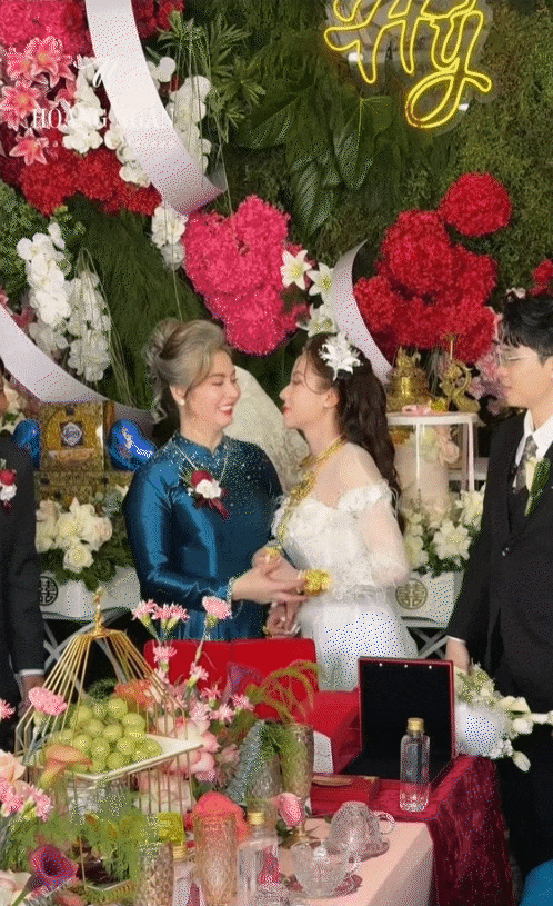 Cùng với nhan sắc quý phái, sang trọng, mái tóc bạc trắng của mẹ chú rể cũng gây ấn tượng mạnh.