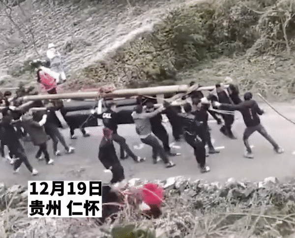 Video: Ron nguoi canh nhom nguoi khieng quan tai truot doc vi duong tron