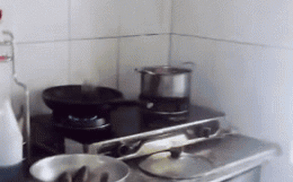Đúng là có những chuyện xảy ra trong bếp cũng thật bất ngờ và khiến khổ chủ phải ngã ngửa. Chú cá ngay khi vừa cho vào chảo dầu nóng đã giãy đành đạch, thậm chí còn bật tanh tách lên không trung.