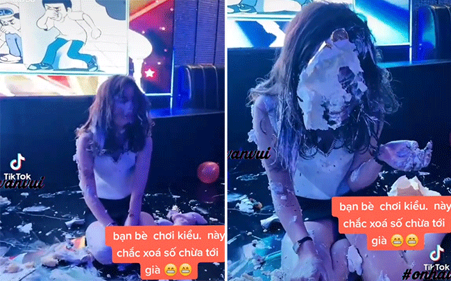 Đã không ít lần, cư dân mạng lên án hành động úp bánh sinh nhật lên mặt của các nhóm bạn nghịch ngợm. Nguyên nhân là bởi, nhiều người phát hiện trong một số chiếc bánh kem có gắn tăm, que nhọn để định hình, rất nguy hiểm nếu úp vào mặt.