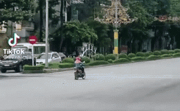 Người phụ nữ này đứng sát dưới cột đèn đỏ từ phía vạch đường đối diện. Hóa ra do lỡ đi quá vạch, bà cô đành đứng như "trời trồng", đợi sang đèn xanh rồi mới đi tiếp.