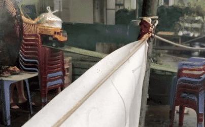 Điển hình như mới đây trên TikTok, đoạn clip được một thực khách ghi lại hình thức giao hàng đặc biệt của một quán cơm đã thu hút sự chú ý của nhiều người.