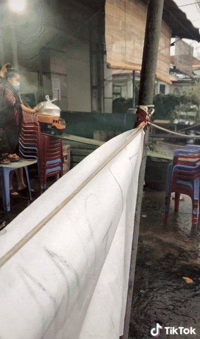 Theo đó, thay vì đưa hàng trực tiếp cho khách mang đi, người phụ nữ trong video sử dụng… một chiếc xe đồ chơi để vận chuyển hộp cơm cho vị khách nam đứng phía ngoài.