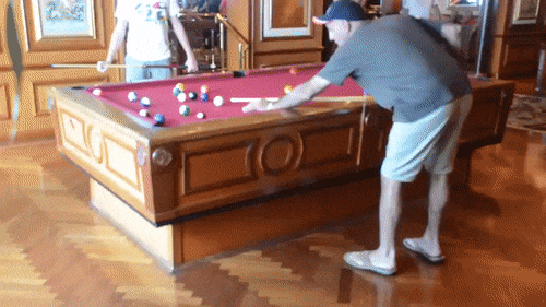 9. Bàn chơi bi-a trên tàu