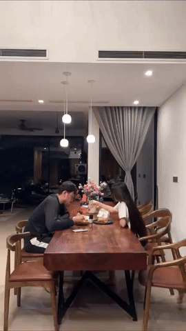 Chưa hết, nam cầu thủ sau khi thức dậy buổi sáng, đi dạo thư thái trong khoảnh sân vườn rộng rãi, xanh mát, chăm cây cảnh và thảm cỏ xanh nằm trong căn biệt thự bên bờ hồ với không gian thoáng đãng, không khí trong lành chắc chắn là ước mơ của rất nhiều người.