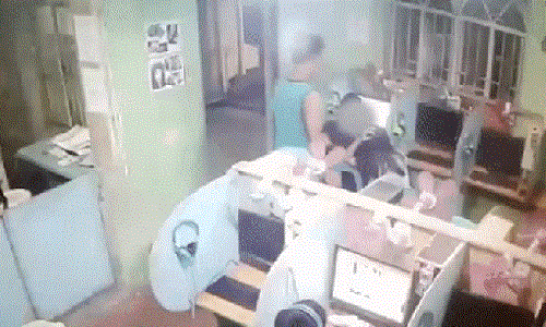 Be gai 12 tuoi bi tum toc, cuong hon trong quan Internet