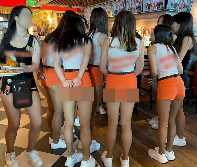 Ăn mặc hớ hênh, dàn phục vụ nhà hàng khiến khách ngao ngán