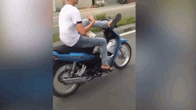 Tuy nhiên, hành động bất chấp mạo hiểm tính mạng của đối tượng, cũng bị chỉ trích gay gắt khi gây ảnh hưởng nghiêm trọng đến an toàn giao thông của nhiều người đang đi đường.