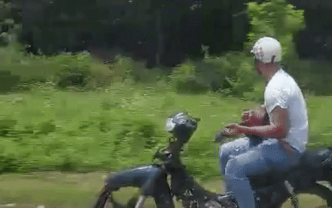 Đáng chú ý, thanh niên này bỏ tay lái và điều khiển xe chạy bằng chân. Trong khi, 2 tay ôm đàn vừa đánh vừa hát say sưa.