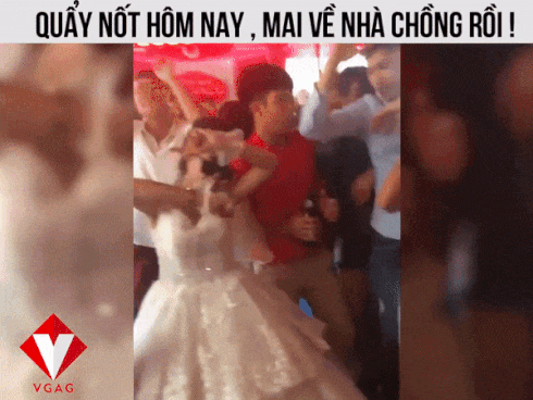Trước đó, dân mạng cũng từng chứng kiến cảnh một cô dâu nhảy nhót "tung bùn" với hội bạn thân trong hôn lễ của mình. Những hình ảnh này cũng từng nhận về nhiều tranh cãi.