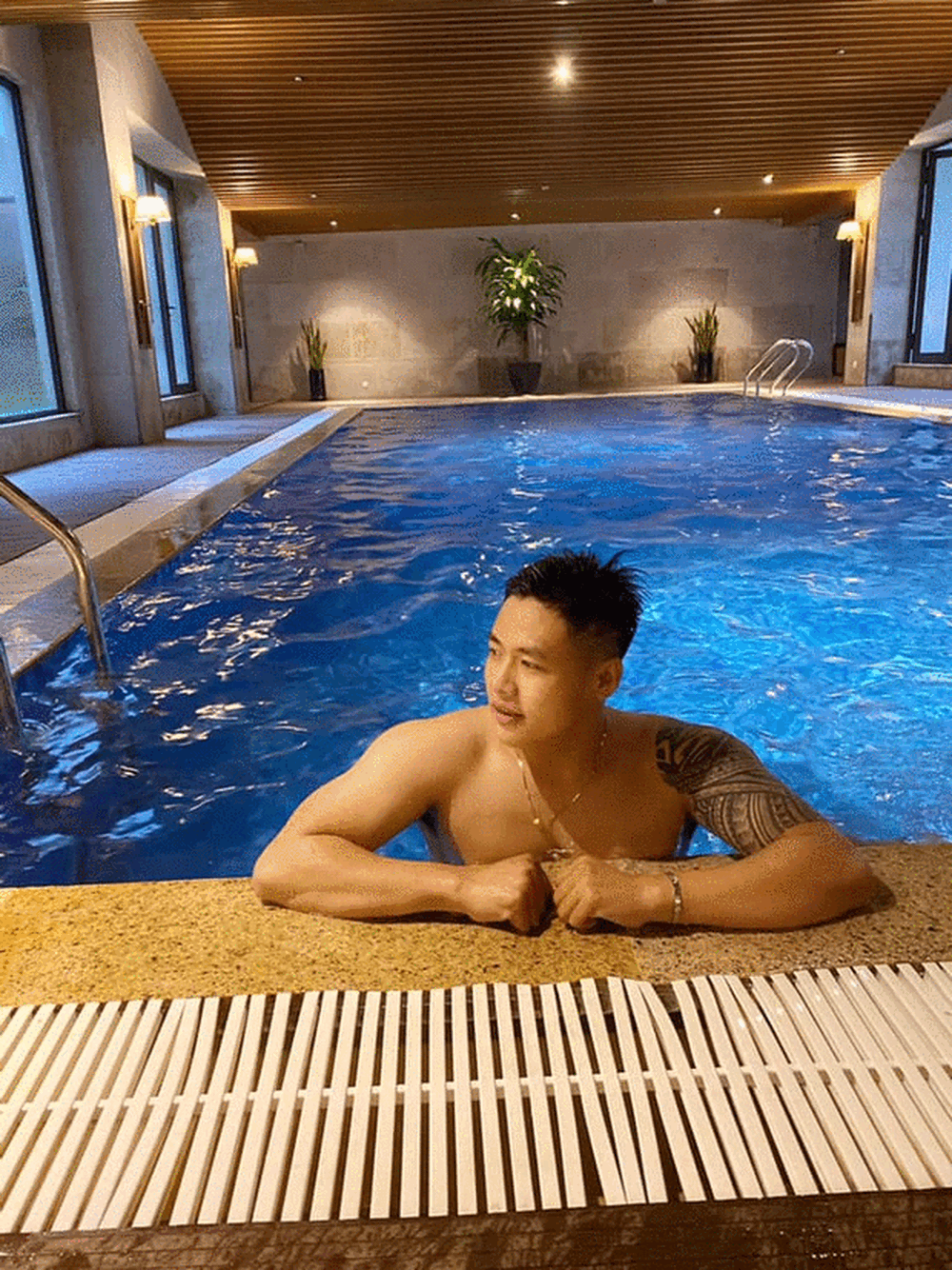 "Vợ em mang thai được 5 tháng rưỡi thì bất ngờ bị vỡ ối và em bé đã thò chân ra ngoài. Đưa đến bệnh viện, bác sĩ nói có dấu hiệu bị băng huyết. Nghe xong em 'xụi' luôn. Trong cuộc đời em chưa bao giờ sợ như lúc đó, em khóc nhiều lắm...