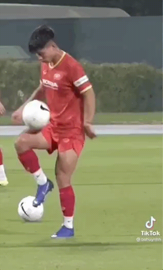 Mới đây trên TikTok, đoạn clip ghi lại cảnh cầu thủ Việt Nam - Vũ Văn Thanh khoe body thu hút bình luận sôi nổi từ dân mạng, đặc biệt là các fan nữ.