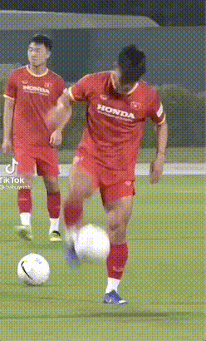 Theo bình luận của hội "mê múi sầu riêng" của các cầu thủ Việt Nam, các fan để lại những nhận xét như chiếc đùi to như hai cột đình, vạm vỡ sừng sững...