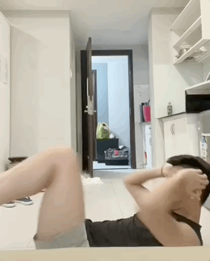 Tuy nhiên, điều khiến netizen "săm soi" chính là chiếc quần của Nguyễn Tiến Linh.