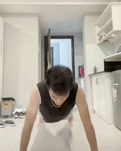 Sau khi trở về từ UAE, đội tuyển Việt Nam chấp hành nghiêm túc việc cách ly y tế trong 7 ngày. Trên trang cá nhân, các cầu thủ nô nức chia sẻ những hoạt động trong khu cách ly.