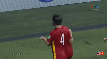 Chưa dừng lại ở đó trong phút ngẫu hứng ăn mừng bàn thắng, đội trưởng đội tuyển Việt Nam còn gây ấn tượng bằng pha lắc mông ăn mừng.