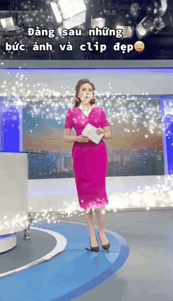 Để có màn xuất hiện rạng rỡ nhất trên sóng truyền hình, nữ MC VTV ngoài việc phải tự chuẩn bị trang phục lẫn layout make up đẹp lồng lộn, thì bên cạnh cũng luôn có những người đồng nghiệp - ekip đông đảo.