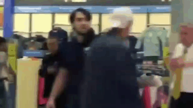 Cố tình uy hiếp võ sĩ MMA, tên côn đồ nhận ngay kết đắng Co tinh uy hiep vo si MMA, ten con do nhan ngay ket dang