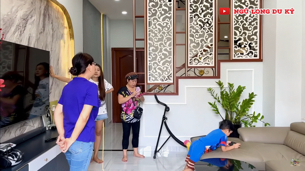 Hồ Bích Trâm để toàn bộ tầng dưới làm phòng ăn và có một phòng khách nhỏ tiếp bạn bè. Trên tầng, cô đầu tư một phòng khách hiện đại, sang trọng. Ảnh: Youtube Ngũ long du ký