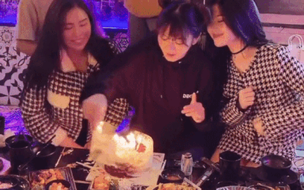 Đáng chú ý nhất, chiếc bánh còn nguyên cả nến đang cháy khiến nhiều người lập tức quy chụp Lê Bống bất lịch sự và vô duyên khi khổ chủ chưa ước, chưa cắt bánh đã vội ăn trước.