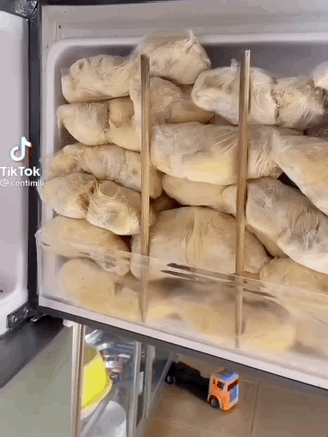 Trong ảnh là những múi sầu riêng vàng ươm, đầy thịt, được cho vào bịch ni lông rồi nhét trong ngăn đá tủ lạnh. Số lượng nhiều đến mức phải để cả bên cánh cửa mới đủ.