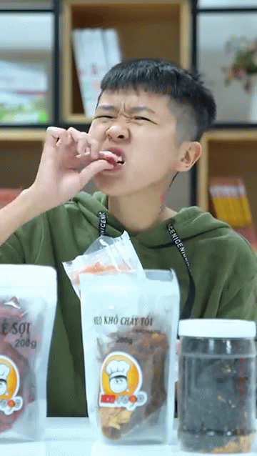 Ở clip ngắn chưa tới một phút ấy, Tôm La Cà đã ăn thử 4 món từ shop online của Độ Mixi.