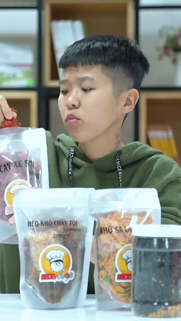 Trong video review đồ ăn nhà Độ Mixi được Tôm La Cà đăng tải lên YouTube từ cuối tháng 10/2020 và hiện tại nó đã thu hút gần 3 triệu lượt xem.