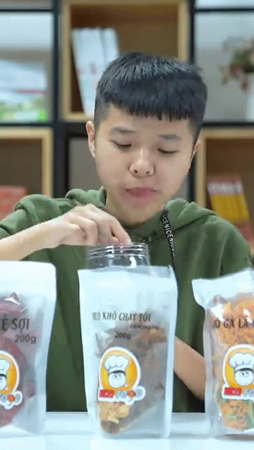 Không chỉ vậy, lúc mở túi khô heo cháy tỏi, Tôm La Cà cho biết: “Vừa mở túi ra đã có mùi mỡ rất nồng, được cái tỏi giòn và thơm. Còn khô heo thì hơi ướt”.