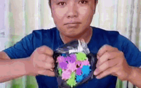 Điển hình của các mặt hàng được Kiên Review đánh giá cao như: Bàn là hơi nước, viên làm phẳng quần áo khi giặt máy giặt, cáp sạc tự nối, kem tẩy lông, máy hàn miệng túi mini, máy may mini...