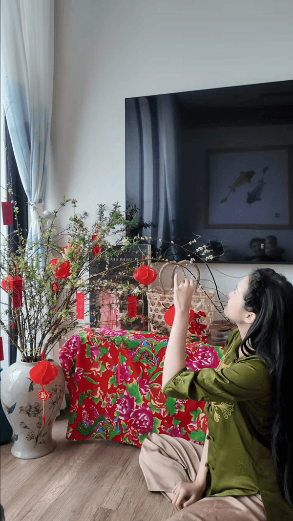 Nhớ lại dịp Tết Nguyên Đán 2024, trong số những bình hoa tươi được bà xã Đoàn Văn Hậu hào hứng "flex" trên MXH cũng có sự xuất hiện của bình tuyết mai xinh xắn.