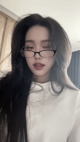 Bà xã Đoàn Văn Hậu khiến dân mạng nhận xét có nét giống với nhiều nữ thần đình đám showbiz Hàn như Kim Ji Won, Jang Won Young, hay nữ diễn viên xứ Trung - Triệu Lộ Tư thời đỉnh cao nhan sắc.