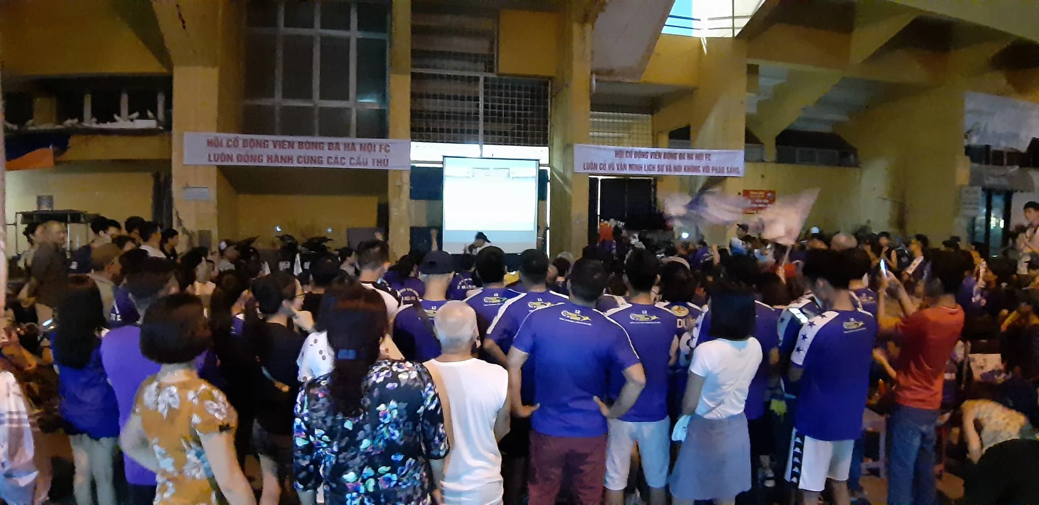 Nhận án phạt "treo sân", CĐV CLB Hà Nội gây bất ngờ vì lý do này