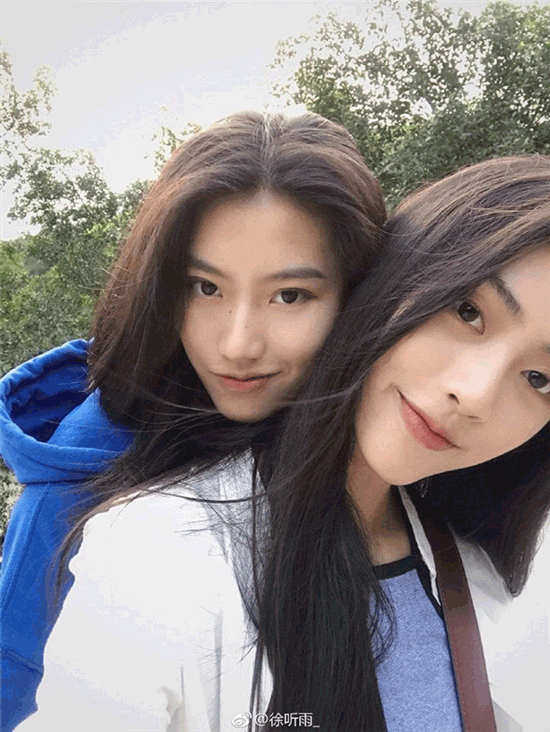 Vừa qua, cộng đồng mạng Trung Quốc và Việt Nam xôn xao về một cặp đôi đồng tính nữ khiến bất cứ ai nhìn vào cũng đều ngưỡng mộ bởi nhan sắc "chim sa cá lặn". Ảnh trong bài: Weibo nhân vât.