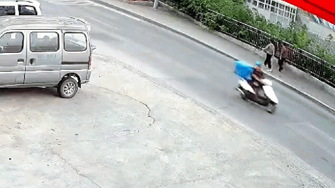 Hai phụ nữ đi bộ bất ngờ bị vỉa hè 'nuốt chửng'.