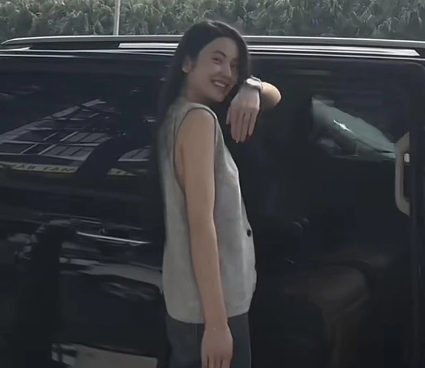 Quang Hải quay bạn gái nhưng quên dùng "app", nhan sắc thật ra sao?