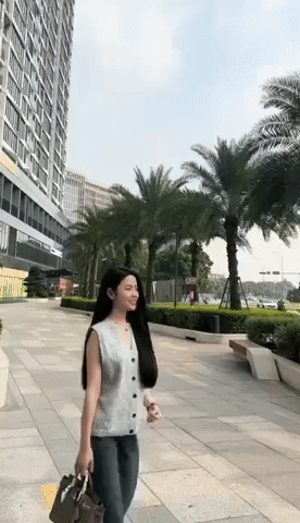 Chu Thanh Huyền vừa chia sẻ đoạn video được bạn trai Nguyễn Quang Hải quay cho cực "chill". Tuy nhiên điều làm bật cười là chàng lại quên bật app (ứng dụng giúp xinh hơn).