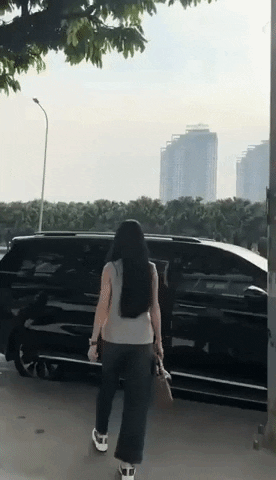 "Nhờ ổng (Quang Hải - PV) quay app, ổng vã cam thường thì chịu", Thanh Huyền vui vẻ chia sẻ lên mạng xã hội.