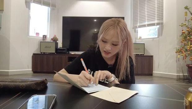 Xoài Non lộ ngoại hình lạ lẫm khi mua quà trăm triệu tặng chồng